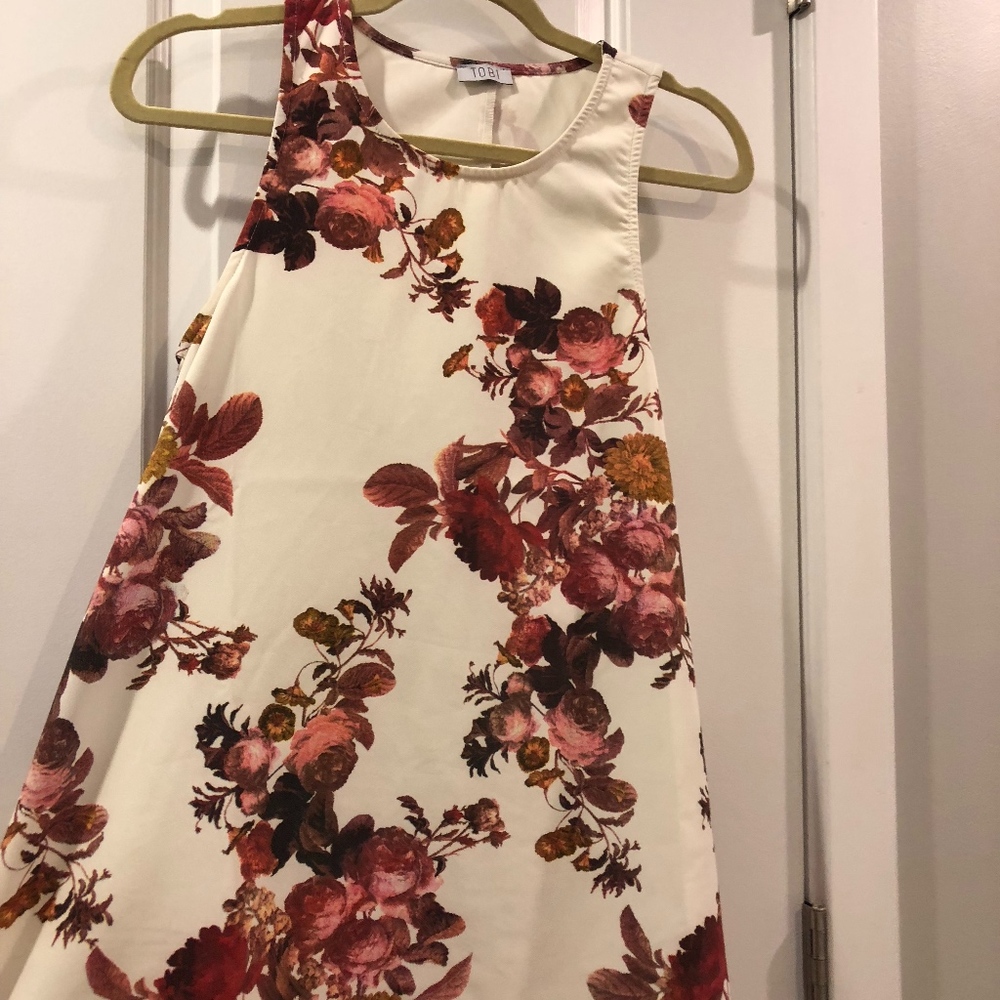 Tobi Sleeveless Floral Shift Dress